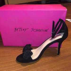Betsey Johnson bromme black heels